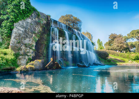 Esposizione a lungo con la Scenic cascata nella grande fontana di EUR lago artificiale, moderno quartiere a sud di Roma, Italia Foto Stock