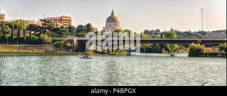 Vista panoramica sopra il lago artificiale nel quartiere EUR di Roma, Italia Foto Stock