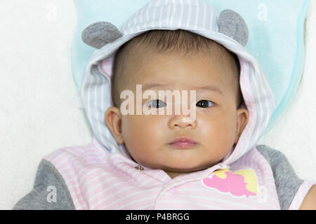 Close up Asian carino new born baby sul letto bianco. Foto Stock