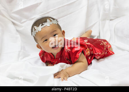 Asian carino new born baby ragazza con gesto di congratulazione felice cinese di nuovo anni. Foto Stock