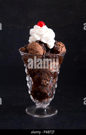 Ice Cream Domenica al buio su un contatore di ardesia Foto Stock