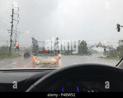 La guida all'interno di auto in autostrada, strada cattiva visione attraverso la vettura provocato da pesanti gocce di pioggia. Foto Stock