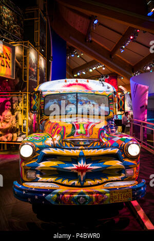 Stati Uniti d'America, New York, Catskill Mountains, Bethel, sito del 1969 Festival di Woodstock, il Museo a Bethel Woods, tipico flower power bus hippie Foto Stock