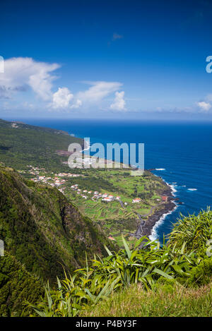 Portogallo Azzorre, l'isola di Faial, Baia de Ribeira, vista in elevazione del Porto da Faja Foto Stock