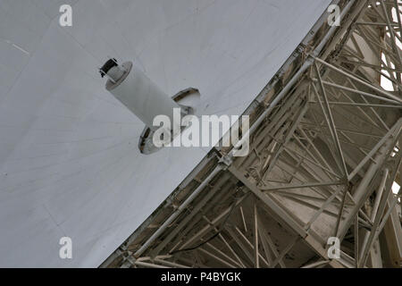 Antenne su un satellite di comunicazioni piatto in Alaska in una vista ravvicinata del bordo del piatto e al di sotto di framework Foto Stock