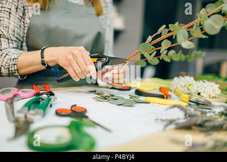 Fiorista femmina, bouquet processo di preparazione Foto Stock