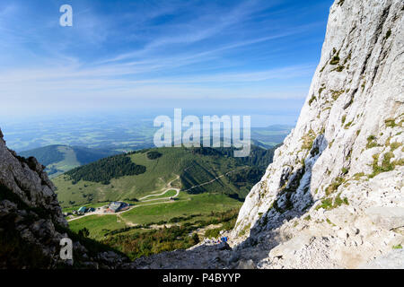 Alpi di Chiemgau, baita Steinlingalm, cappella 'Maria, Königin des Friedens' all mountain Krampenwand, vista lago Chiemsee, Chiemgau, Alta Baviera, Baviera, Germania Foto Stock