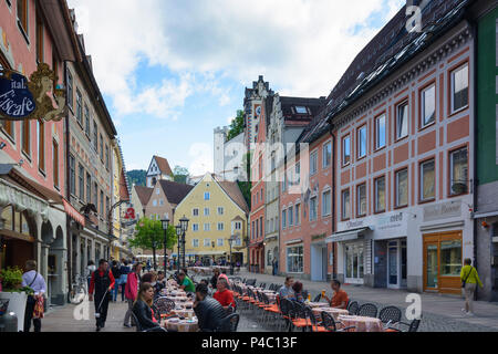 Füssen, street Reichenstraße, ristorante, Hohes Schloss (Castello Alta), Algovia, Svevia, Baviera, Germania Foto Stock