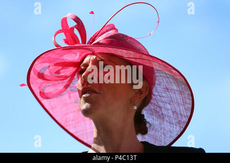 Una femmina racegoer durante il giorno tre di Royal Ascot a Ascot Racecourse. Foto Stock