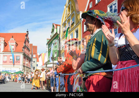 Memmingen, Fischertag fishermens (giorno), la sfilata delle Guardie della città in costumi tradizionali nella parte anteriore del Rathaus (Municipio), Svevia, Baviera, Germania Foto Stock