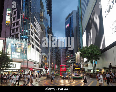 Vista del traffico interrotto su Hennessy Road in Causeway Bay Hong Kong di notte Foto Stock