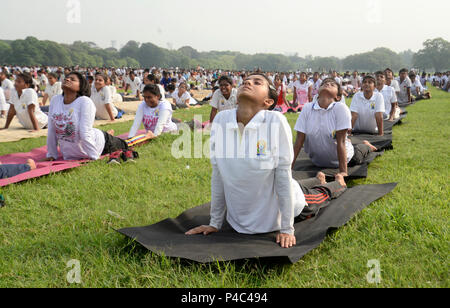 Kolkata, India. Il 21 giugno, 2018. Il personale militare e National Cadet Corps o NCC cadetti eseguire lo Yoga asana o posture su International Yoga giorno a Brigata parata a terra noto anche come maidaïen. Credito: Saikat Paolo/Pacific Press/Alamy Live News Foto Stock