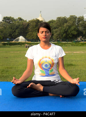 Kolkata, India. Il 21 giugno, 2018. Il personale militare e National Cadet Corps o NCC cadetti eseguire lo Yoga asana o posture su International Yoga giorno a Brigata parata a terra noto anche come maidaïen. Credito: Saikat Paolo/Pacific Press/Alamy Live News Foto Stock