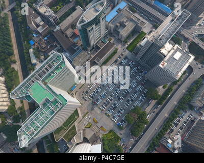 Zhengzhou, Cina. Xx Giugno, 2018. Numerose vetture può essere visto in un parcheggio di un ospedale di Zhengzhou, centrale cinese della Provincia di Henan. Credito: SIPA Asia/Pacific Press/Alamy Live News Foto Stock