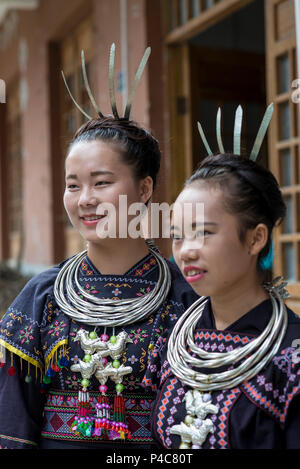 Teen ragazze indossare vestiti pesanti collane argenteo, Yao minoranza etnica village Maolan Lu, Libo, Guizhou, Cina Foto Stock