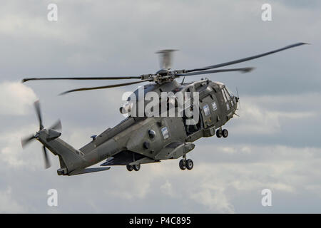 Un British Royal Navy Agusta Westland Merlin HC3 elicottero in volo al Yeovilton International Air giorno, RNAS Yeovilton, NEL REGNO UNITO IL 11 LUGLIO 2015. Foto Stock