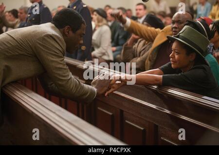 Pellicola originale titolo: MANDELA: LUNGO CAMMINO VERSO LA LIBERTÀ. Titolo inglese: MANDELA: LUNGO CAMMINO VERSO LA LIBERTÀ. Regista: Justin Chadwick. Anno: 2013. Stelle: Naomie Harris; Idris Elba. Credito: lontano orizzonte / Album Foto Stock