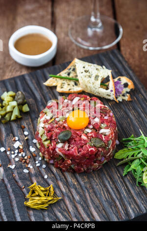 Vista ravvicinata di tartare di manzo e quaglie tuorlo d'uovo Foto Stock