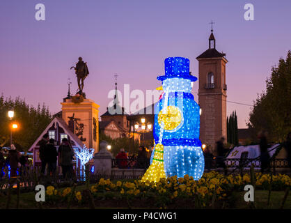Muñeco de Nieve de luz led en la Plaza Cervantes. Alcalá de Henares. Madrid. España Foto Stock