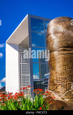 'Le Pouce' è scultura in bronzo di Cesar. Modellato fuori il suo pollice si erge a La Defense area in Parigi, Francia Foto Stock