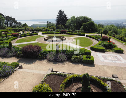 BELFAST, Regno Unito - circa giugno 2018: Belfast giardini del castello sul colle grotta Foto Stock