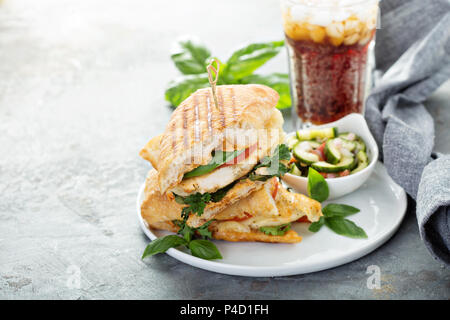 Panini alla griglia con sandwich di pollo e formaggio Foto Stock