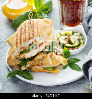 Panini alla griglia con sandwich di pollo e formaggio Foto Stock