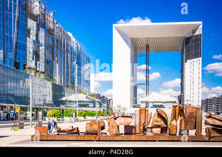 "Dopo l'Olympia' scultura di Anthony Caro siede a La Defense area in Parigi, Francia Foto Stock