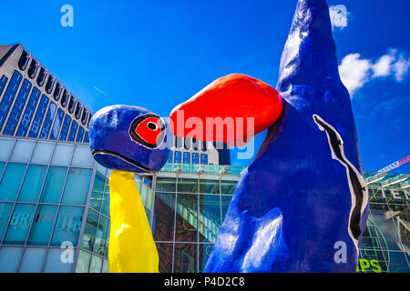 "Personnages Fantastiques' è una colorata grafica esterna e rappresentano due danzatori giocando insieme tra i grattacieli a La Defense, Parigi, Foto Stock