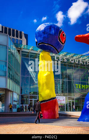 "Personnages Fantastiques' è una colorata grafica esterna e rappresentano due danzatori giocando insieme tra i grattacieli a La Defense, Parigi, Foto Stock