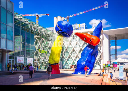 "Personnages Fantastiques' è una colorata grafica esterna e rappresentano due danzatori giocando insieme tra i grattacieli a La Defense, Parigi, Foto Stock