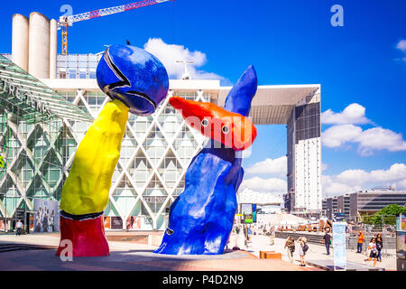 "Personnages Fantastiques' è una colorata grafica esterna e rappresentano due danzatori giocando insieme tra i grattacieli a La Defense, Parigi, Foto Stock