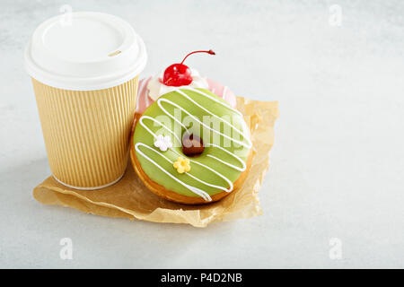 Due ciambelle vetrata con caffè Foto Stock