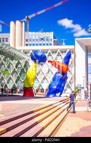 "Personnages Fantastiques' è una colorata grafica esterna e rappresentano due danzatori giocando insieme tra i grattacieli a La Defense, Parigi, Foto Stock