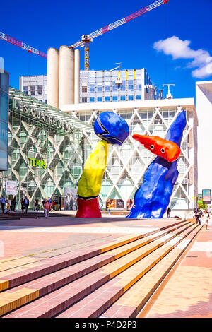 "Personnages Fantastiques' è una colorata grafica esterna e rappresentano due danzatori giocando insieme tra i grattacieli a La Defense, Parigi, Foto Stock