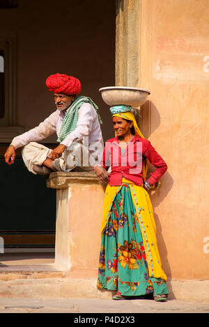 I lavoratori locali in appoggio nel quarto cortile del Forte Amber, Rajasthan, India. Forte Amber è la principale attrazione turistica nella zona di Jaipur. Foto Stock