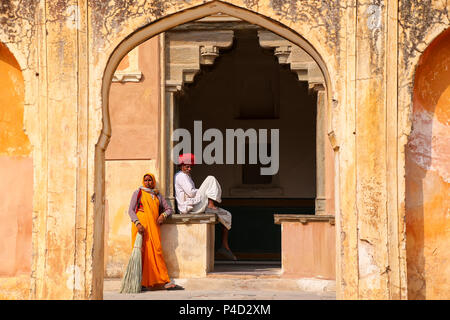 I lavoratori locali in appoggio nel quarto cortile del Forte Amber, Rajasthan, India. Forte Amber è la principale attrazione turistica nella zona di Jaipur. Foto Stock