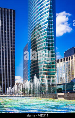 'Fontaine Monumentale' dall artista israeliano Yaacov Agam. Questa fontana è coperto di piastrelle a mosaico e si siede a La Defense area in Parigi, Francia Foto Stock