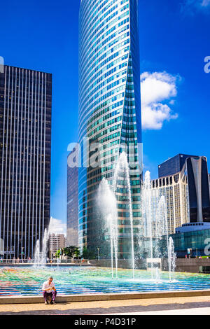 'Fontaine Monumentale' dall artista israeliano Yaacov Agam. Questa fontana è coperto di piastrelle a mosaico e si siede a La Defense area in Parigi, Francia Foto Stock