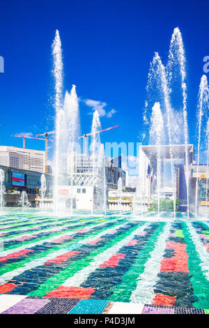 'Fontaine Monumentale' dall artista israeliano Yaacov Agam. Questa fontana è coperto di piastrelle a mosaico e si siede a La Defense area in Parigi, Francia Foto Stock