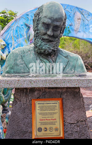 Busto di Charles Darwin al Galapagos Parco Nazionale sede sull isola di Santa Cruz, Ecuador. Darwin fu un naturalista inglese e geologo. Foto Stock