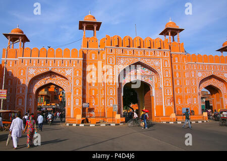 Gate Ajmeri a Jaipur, Rajasthan, India. Ci sono sette porte nelle pareti di Jaipur old town. Foto Stock