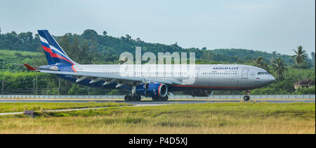 Phuket, Tailandia - Apr 25, 2018. Un Airbus A330 aeroplano di Aeroflot di rullaggio sulla pista dell'Aeroporto Internazionale di Phuket (HKT). Foto Stock