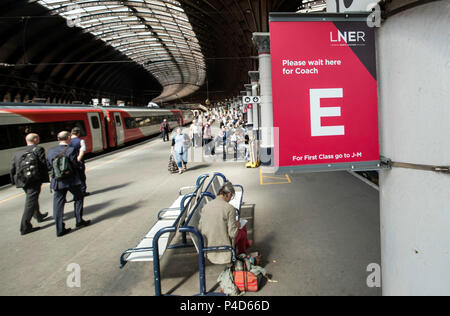 Un LNER (London North Eastern Railway) firmano a York stazione ferroviaria. LNER, una partnership tra i settori pubblico e privato, prendere in mano le redini della East Coast Mainline da Virgin Trains Costa Est da Domenica. Foto Stock