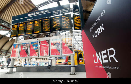 LNER (London North Eastern Railway) poster a York stazione ferroviaria. LNER, una partnership tra i settori pubblico e privato, prendere in mano le redini della East Coast Mainline da Virgin Trains Costa Est da Domenica. Foto Stock