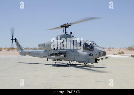 Un AH-1W SuperCobra, appartenenti alle Marine Attacco leggero elicottero Squadron 775, Marine Aircraft Group 41, quarto aeromobile Marina Wing, attende al braccio/de-stazione del braccio prima di condurre a chiudere il supporto aereo missione, durante la formazione integrata esercizio 4-18 al Marine Corps Air Ground Centro di combattimento ventinove Palms, California, 18 giugno 2018. HMLA-775, noto anche come "Coyote", purché il combattimento aereo di supporto di elemento a Marina di Massa aria Task Force 23 durante l'ITX 4-18. (U.S. Marine Corps photo by Lance Cpl. Samantha Schwoch/rilasciato) Foto Stock