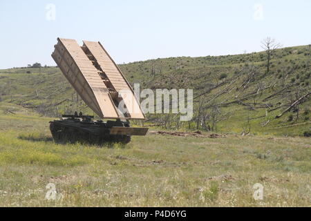 Soldati con il Dakota del Sud esercito nazionale Guard 211th dell ingegnere società distribuire l assalto di lancio dei veicoli ponte mentre la formazione di Camp Guernsey, Wyoming, 13 giugno 2018.Il Golden Coyote esercitazione fornisce un addestramento realistico in tutto il Black Hills e Guernsey, Wyoming. (U.S. Esercito nazionale Guard photo by Staff Sgt. Rachel Korzeniewski) Foto Stock