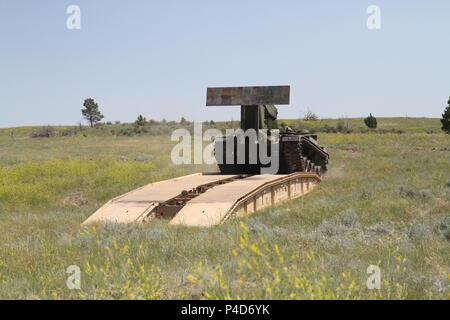 Soldati con il Dakota del Sud esercito nazionale Guard 211th dell ingegnere società distribuire l assalto di lancio dei veicoli ponte mentre la formazione di Camp Guernsey, Wyoming, 13 giugno 2018.Il Golden Coyote esercitazione fornisce un addestramento realistico in tutto il Black Hills e Guernsey, Wyoming. (U.S. Esercito nazionale Guard photo by Staff Sgt. Rachel Korzeniewski) Foto Stock