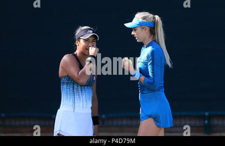 Heather Watson della Gran Bretagna (a sinistra) e Katie Boulter (a destra) durante il quarto giorno della Nature Valley Classic a Edgbaston Priory, Birmingham. PREMERE ASSOCIAZIONE foto. Data foto: Giovedì 21 giugno 2018. Vedi la storia della Pennsylvania tennis Birmingham. Il credito fotografico deve essere: Simon Cooper/filo PA. RESTRIZIONI: Solo per uso editoriale, nessun uso commerciale senza previa autorizzazione Foto Stock