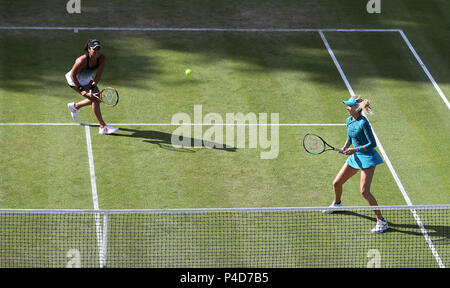 Gran Bretagna Heather Watson (sinistra) e Katie Boulter (a destra) durante il giorno quattro della natura Valle Classic a Edgbaston Priory, Birmingham. Stampa foto di associazione. Picture Data: giovedì 21 giugno, 2018. Vedere PA storia TENNIS Birmingham. Foto di credito dovrebbe leggere: Simon Cooper/filo PA. Restrizioni: solo uso editoriale, nessun uso commerciale senza previa autorizzazione Foto Stock